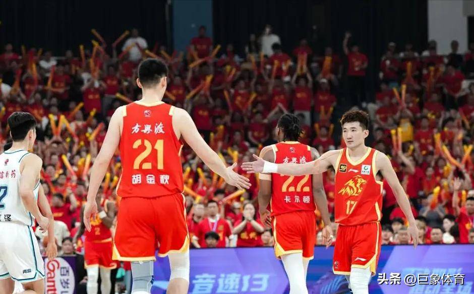 关于西悉尼流浪者多线作战阵容调整，保证体能充沛的信息