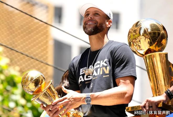 库里或成中国球迷最后的NBA全民偶像，情怀还能延续多久(库里受欢迎)