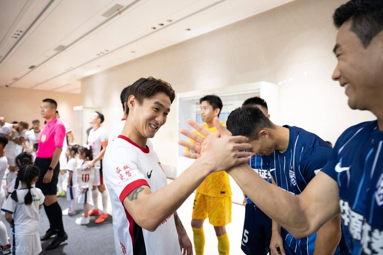 突发！国足东亚杯23人基本确定，久尔杰维奇临时带队，韦世豪无缘的简单介绍