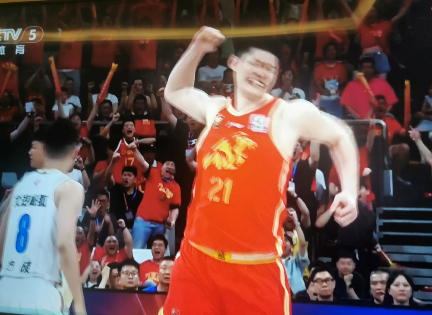 场面火爆，比赛酣畅淋漓，场上一触即发