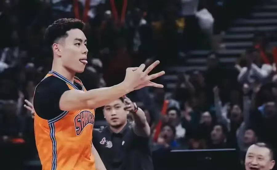 CBA俱乐部杯首场比赛上海久事大鲨鱼对阵山西队